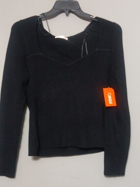 Black Long-Sleeve Scoop Neck Women's Top by Intempo